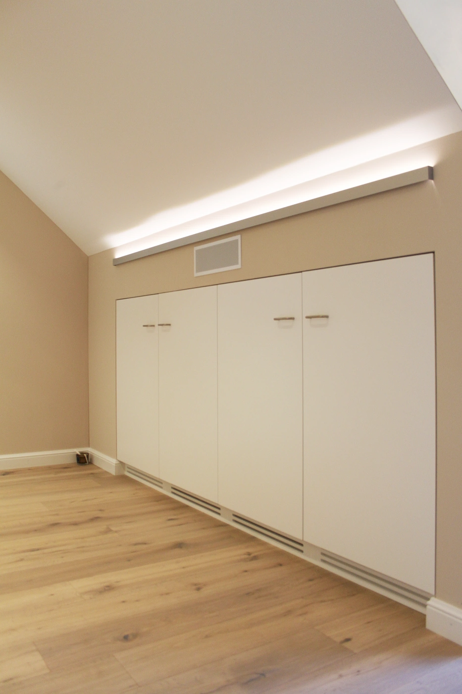 Ankleidezimmer-Einbauschrank-WERDER-Schreinerei-AG-Thurgau