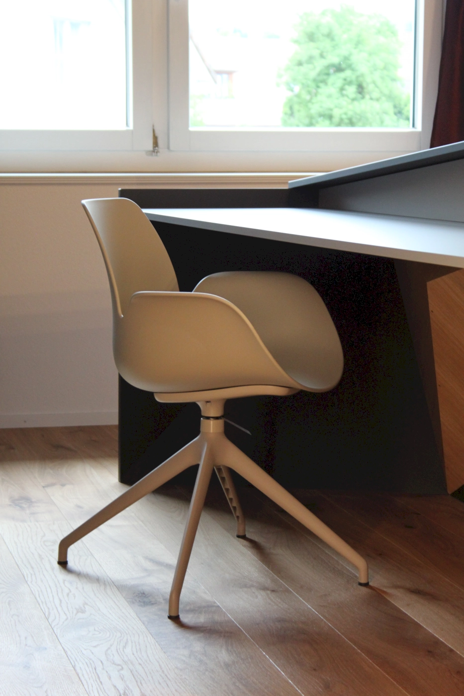 Empfangstheke-Showroom-WERDER-Schreinerei-AG