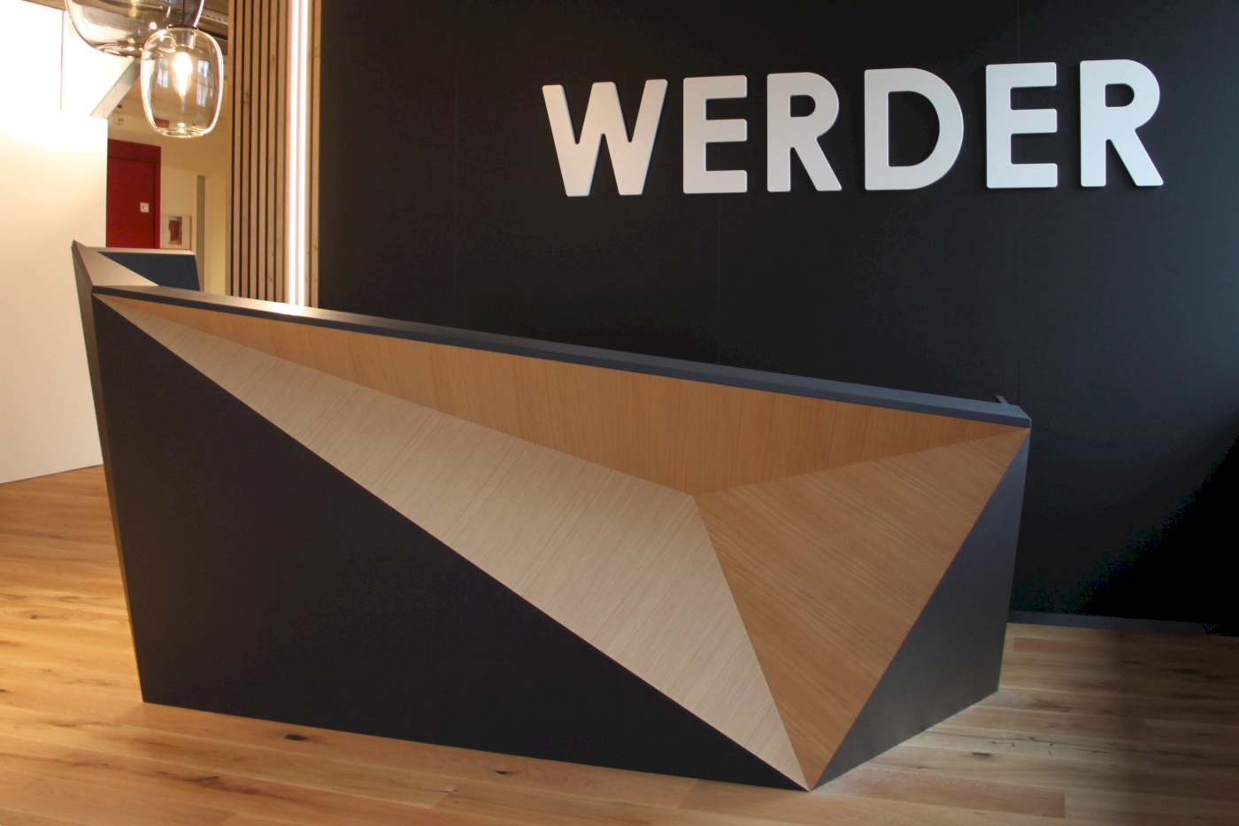 Empfangstheke-Showroom-WERDER-Schreinerei-TG