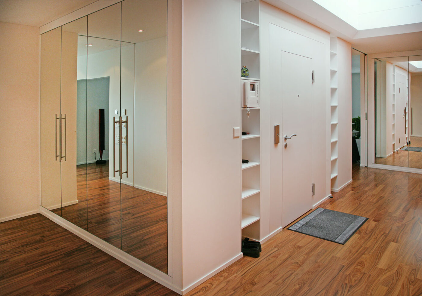 Garderobe-Schreinerei-Werder-AG-Spiegelschrank-Ankleide