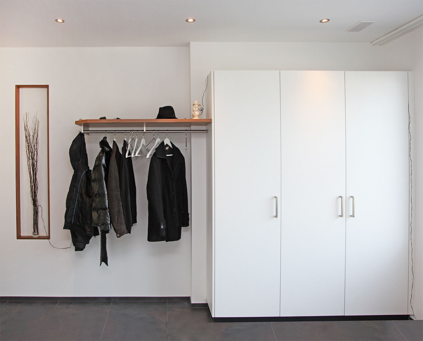 Garderobe-Schreinerei-Werder-AG-heller-Schrank