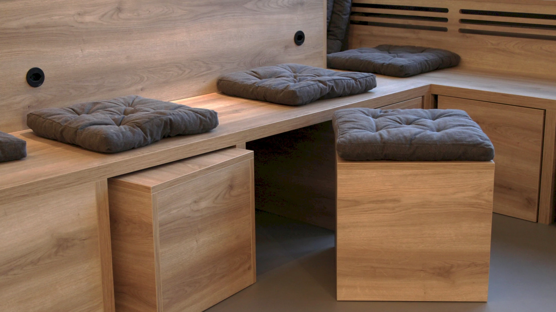 Sitzmoebel_nach_Mass_WERDER_Schreinerei_Holz